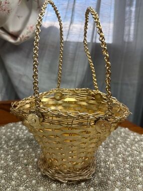 Vintage Gold Woven Metal Basket Pedestal Chain Handle Wedding Party Decor